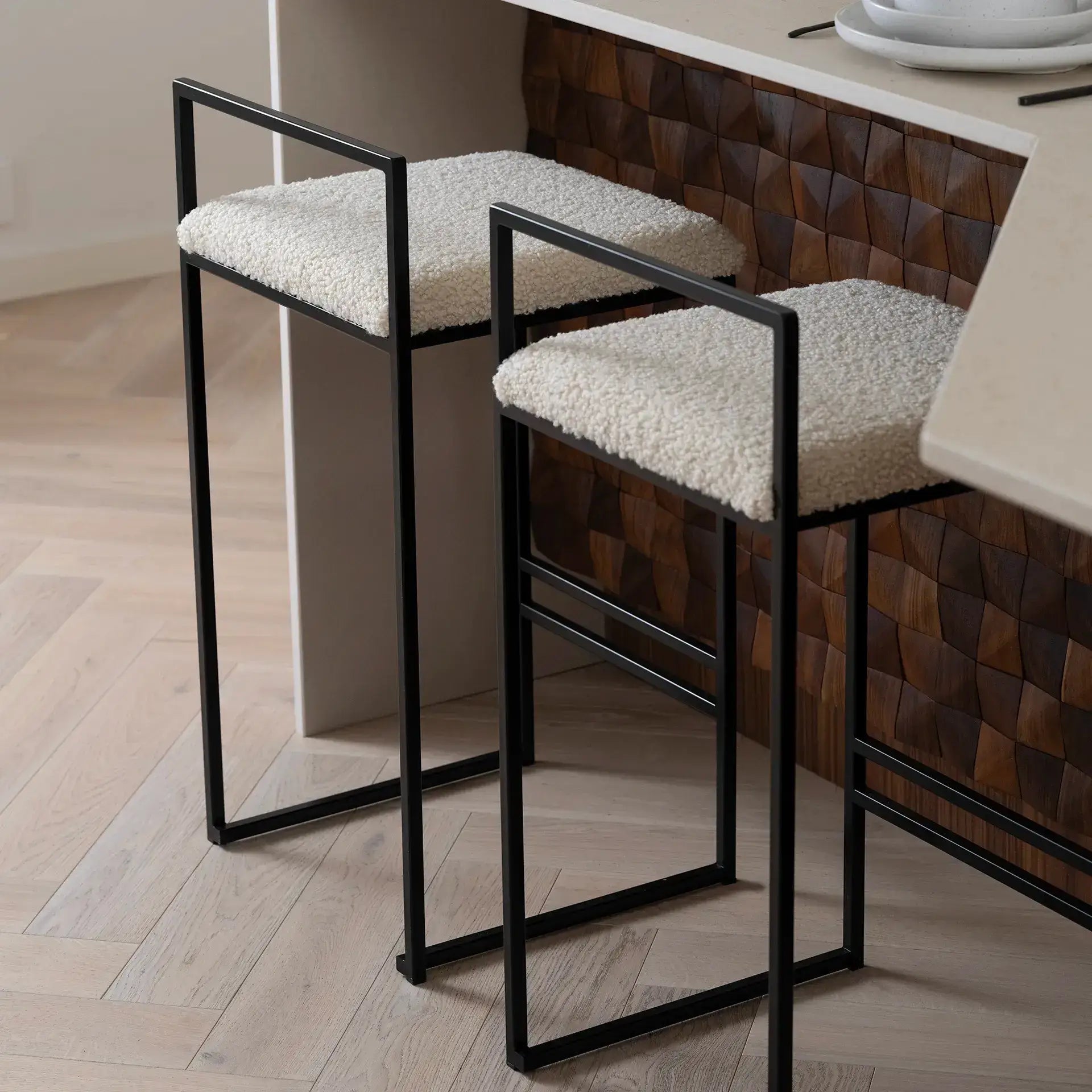 by Crea® Barhocker FREJA Schwarzer Rahmen Elfenbein Bouclé Kissen