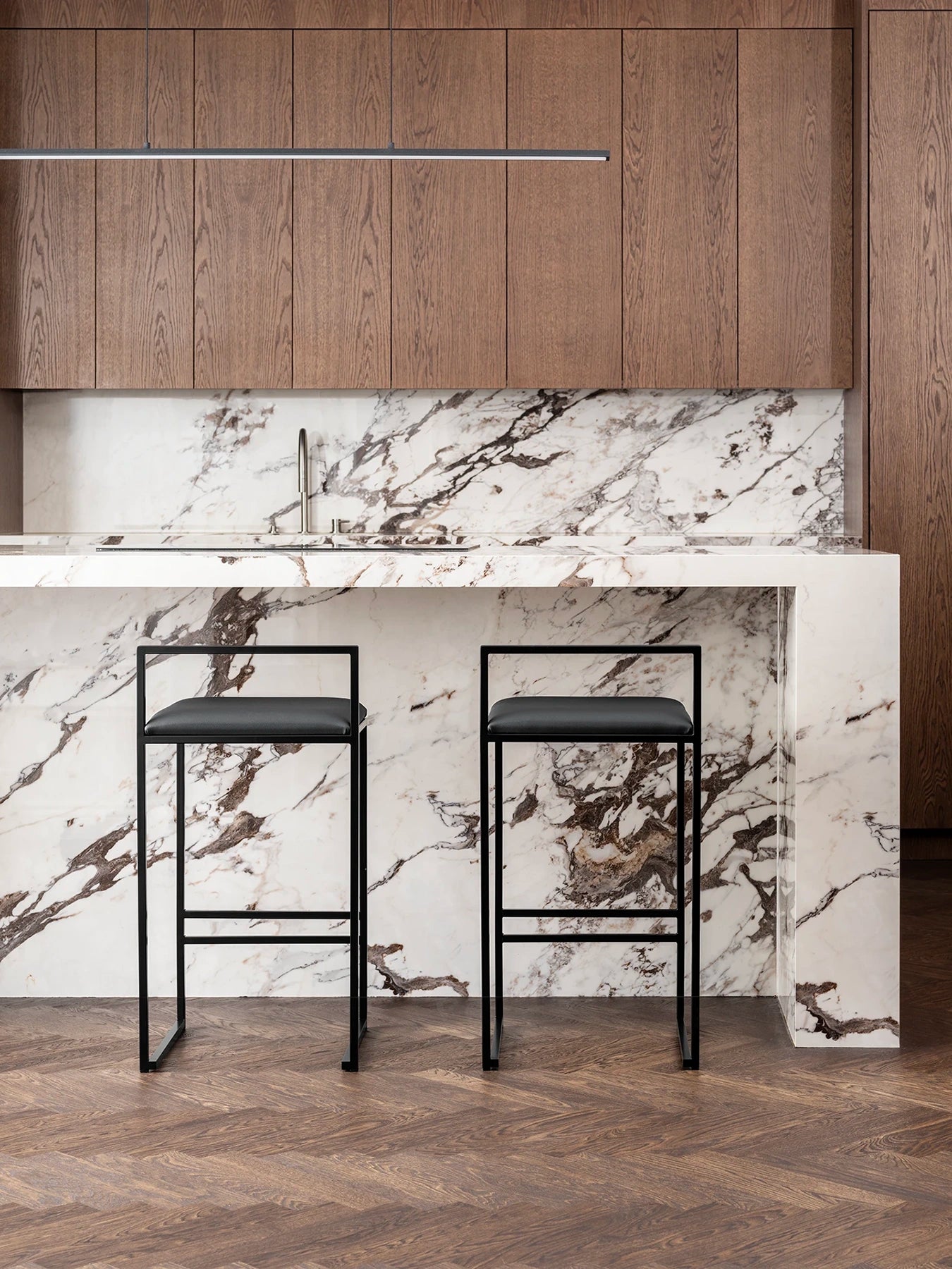 by Crea® Barhocker FREJA Schwarzer Rahmen Jade Schwarzes Lederkissen
