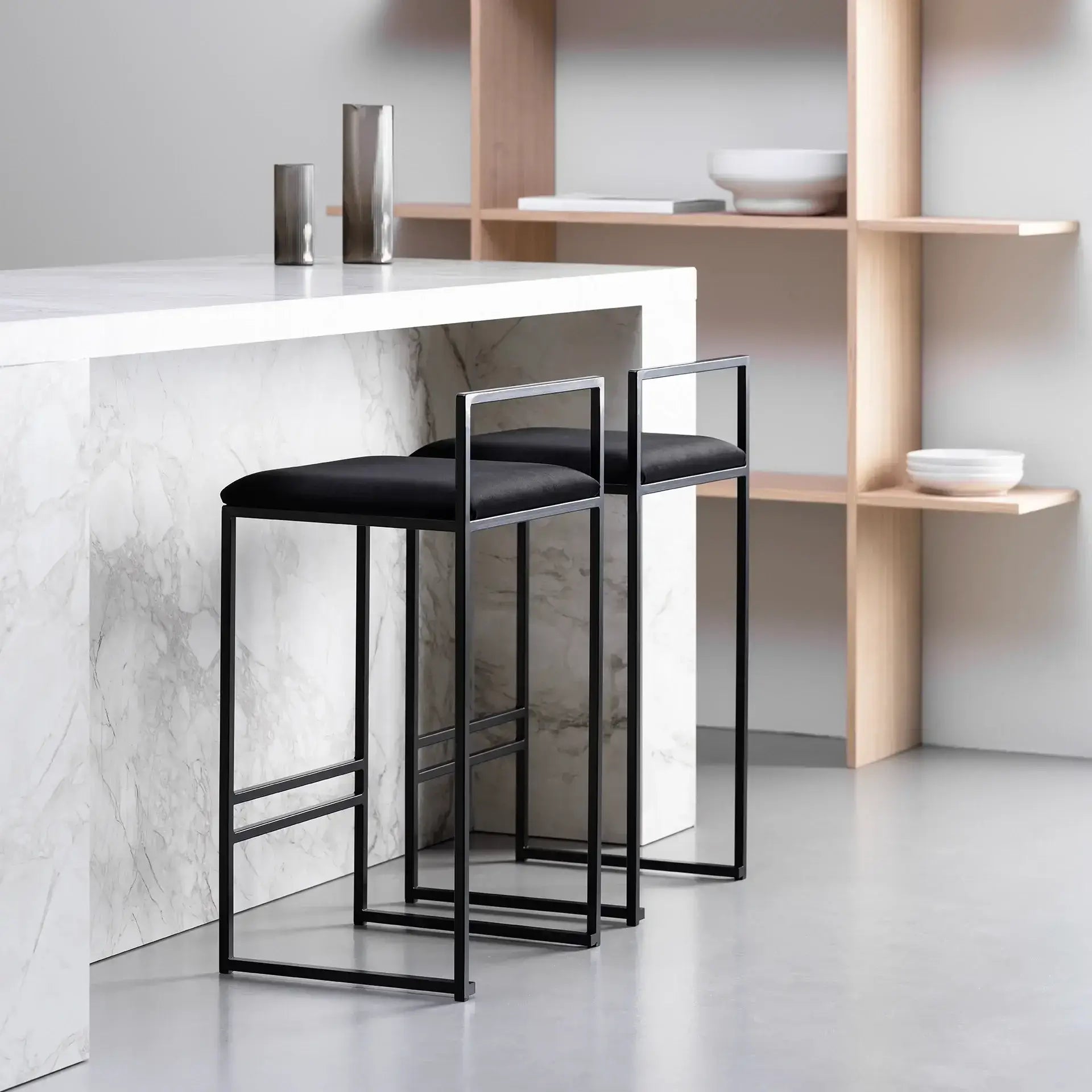 by Crea® Barhocker FREJA Schwarzer Rahmen Jade Schwarzes Samtpolster