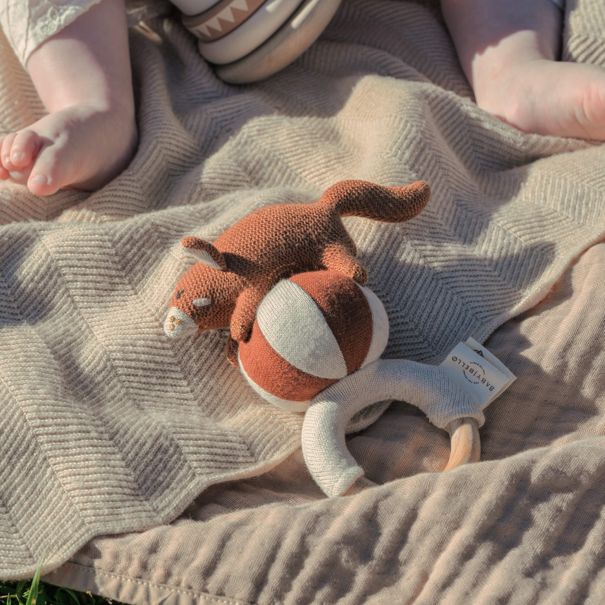 Baby Bello Rassel FREY THE RED FOX - CINNAMON CIRCUS BALL braun