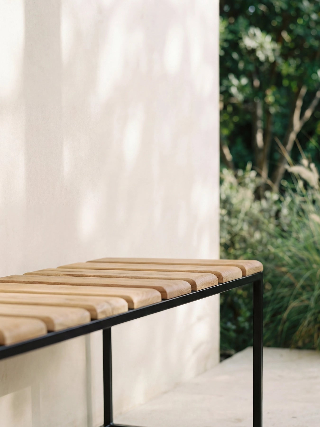 by Crea® Garten-Sitzbank HEDVIG Schwarzes Gestell & Teak
