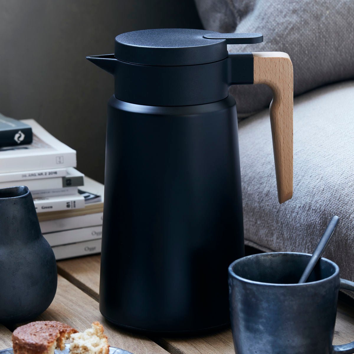 House Doctor Thermoskanne COLE 1,8L schwarz | Ø13,5x26cm - Sir Henrys