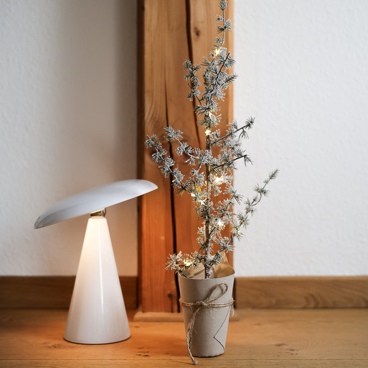 Lene Bjerre Zeder PINEA mit LED Kunstpflanze grün | 25x60cm