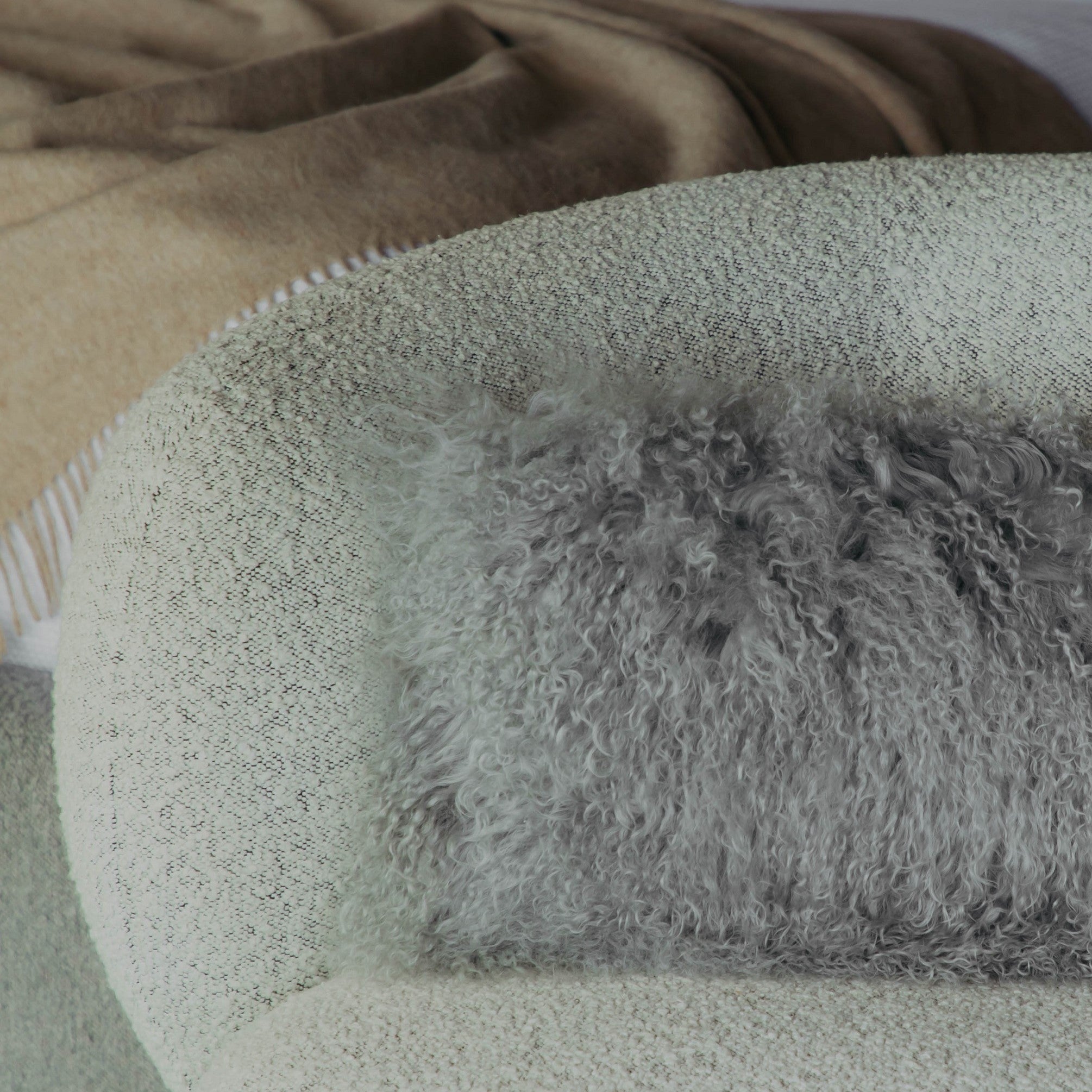 Fibre by Auskin Kissen Tibetlammfell Langhaar DOVE grau 40x40cm