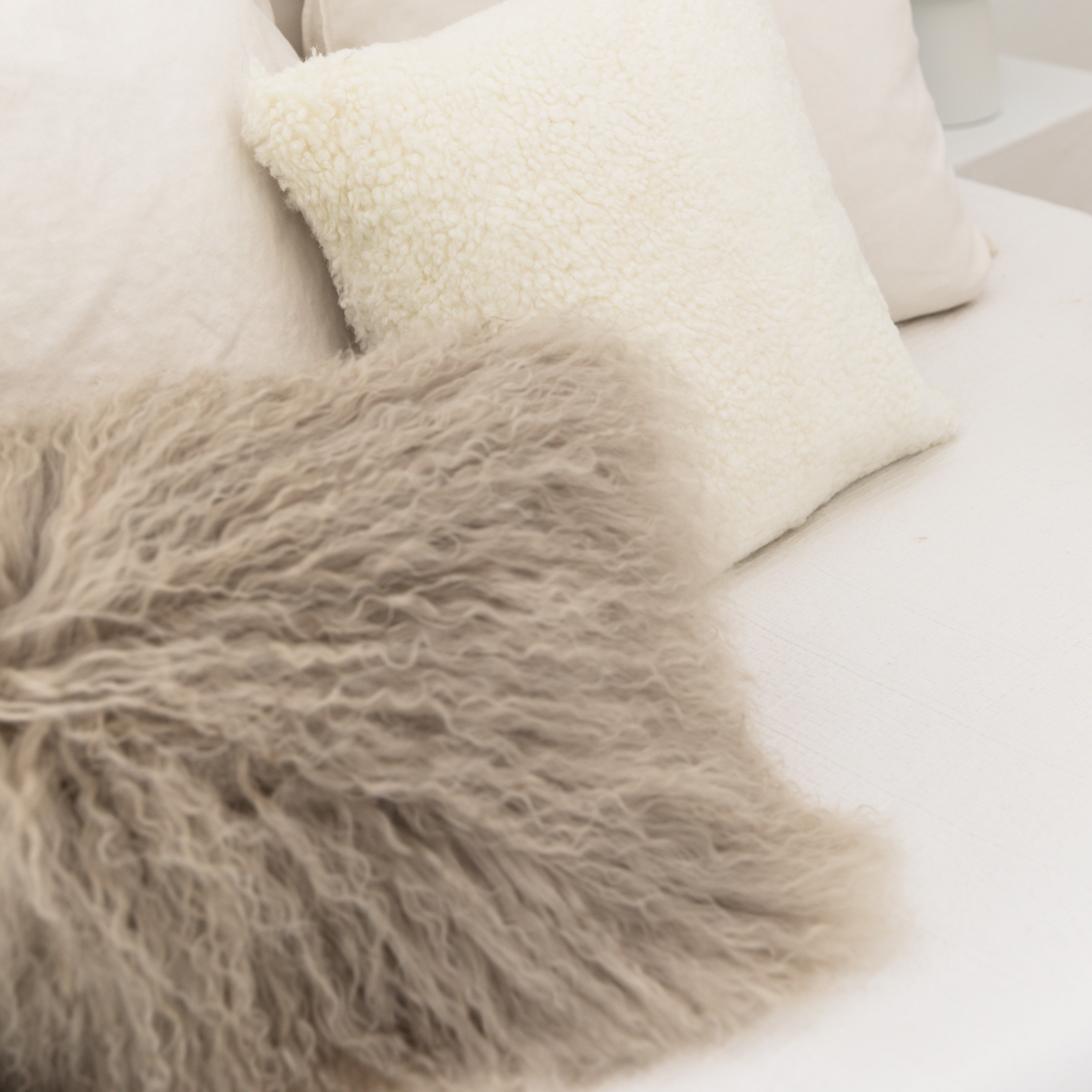 Fibre by Auskin Kissen Tibetlammfell Langhaar BIRCH taupe 40x40cm