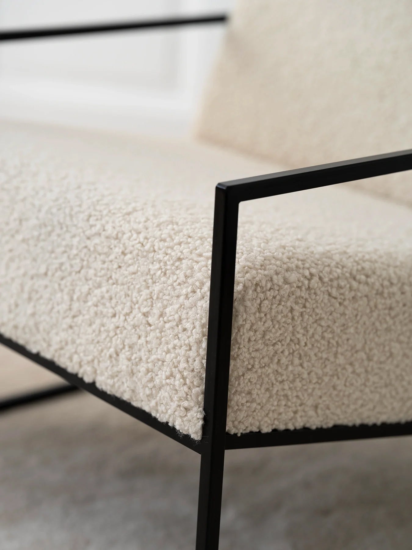 by Crea® Sessel KENT Schwarzer Rahmen Elfenbein Bouclé Kissen