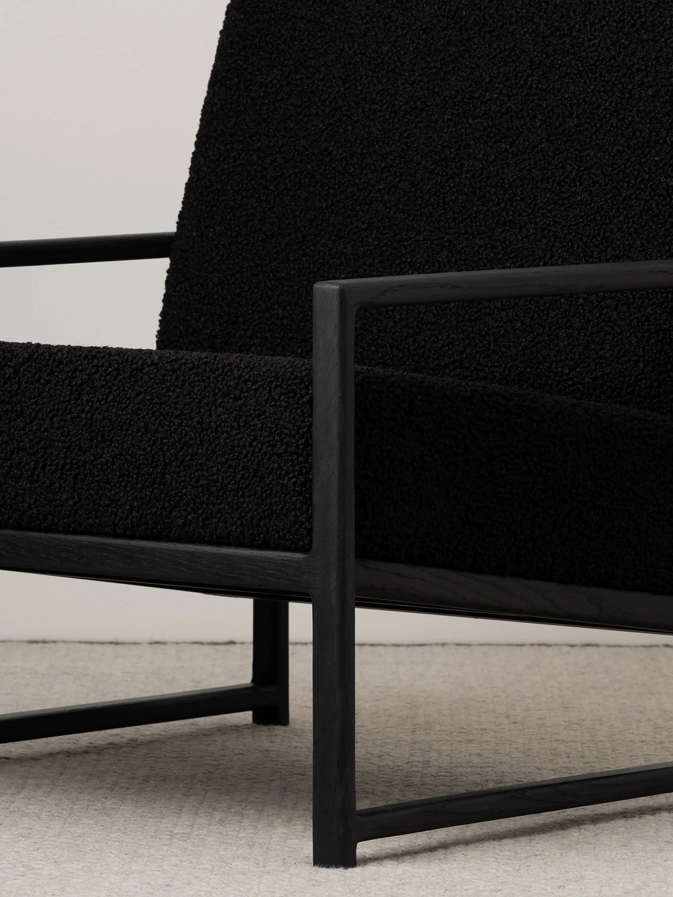 by Crea® Sessel EINAR Schwarzer Eichenrahmen Schwarzes Bouclé-Kissen