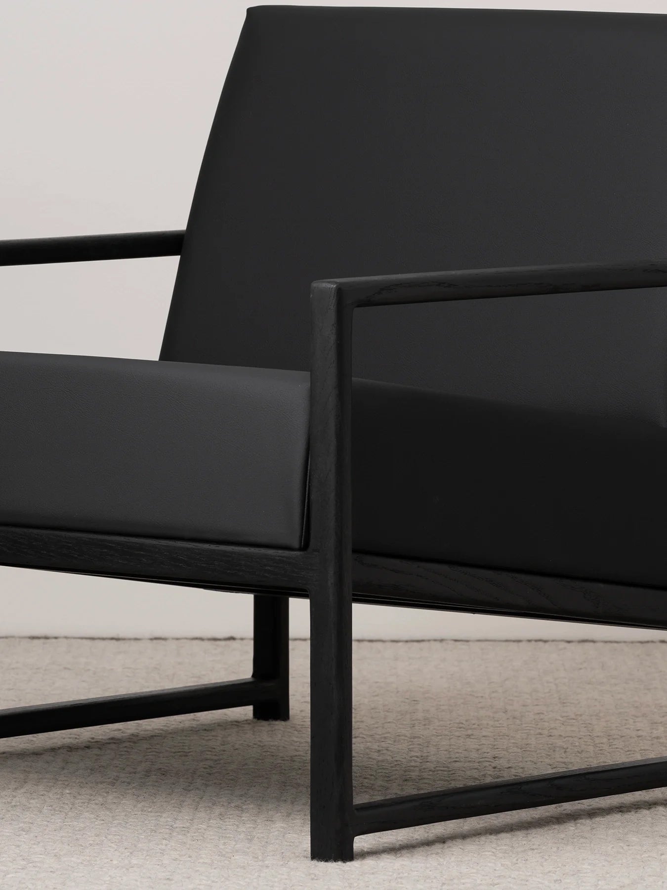 by Crea® Sessel EINAR Schwarzer Eichenrahmen Jade Schwarzes Lederkissen