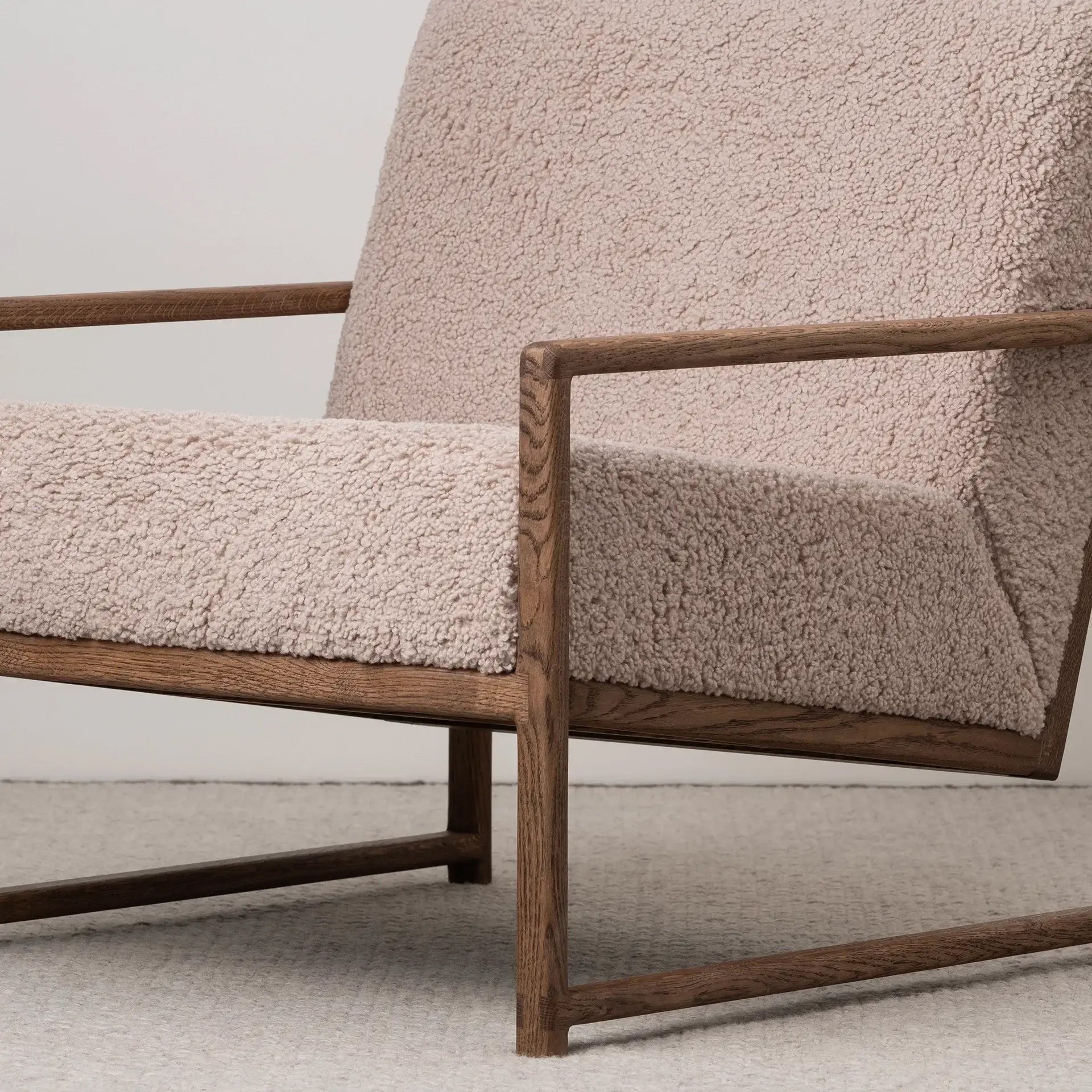 by Crea® Sessel EINAR Dunkel Eichenrahmen Greige Bouclé-Kissen