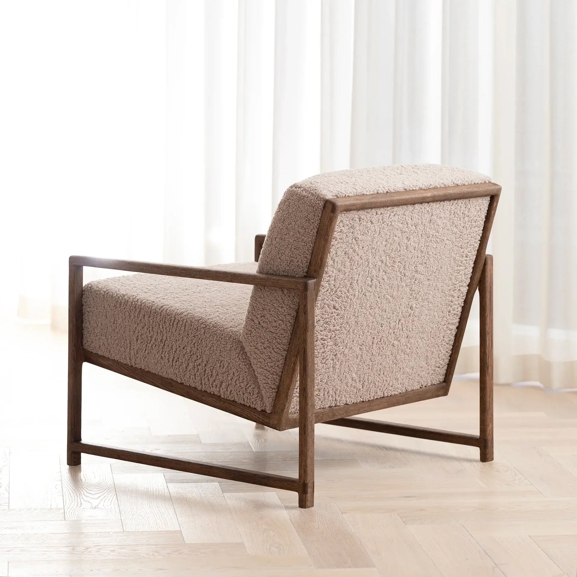 by Crea® Sessel EINAR Dunkel Eichenrahmen Greige Bouclé-Kissen