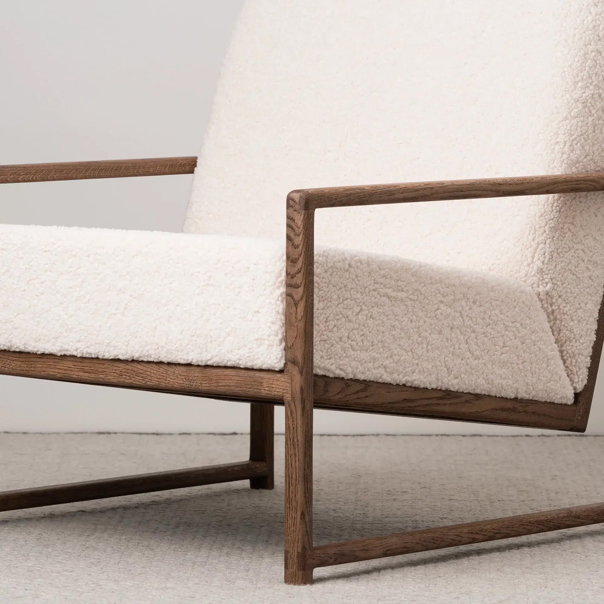 by Crea® Sessel EINAR Dunkel Eichenrahmen Elfenbein Bouclé Kissen