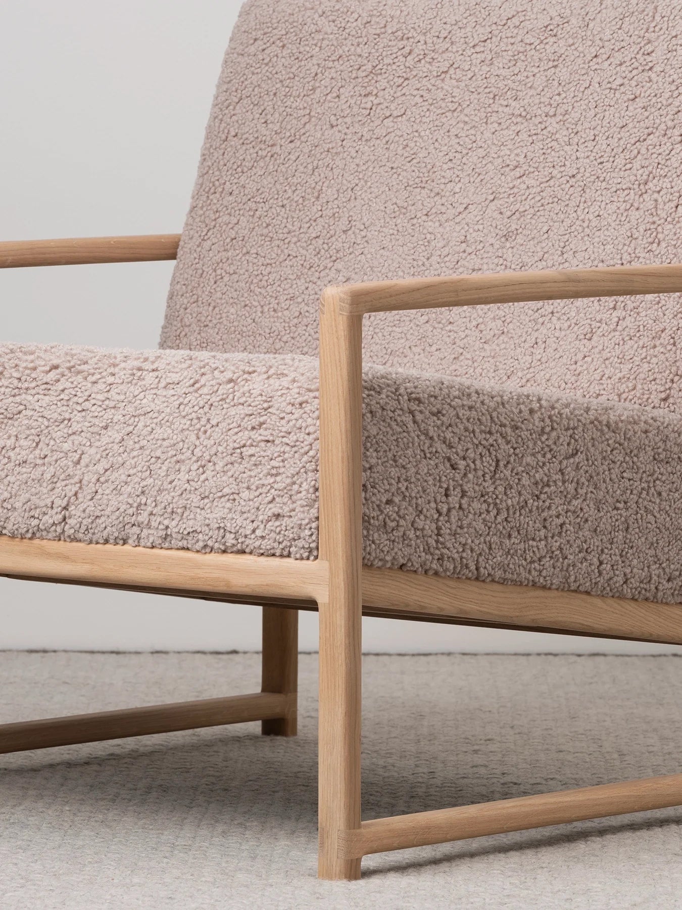 by Crea® Sessel EINAR Eichenrahmen Greige Bouclé-Kissen