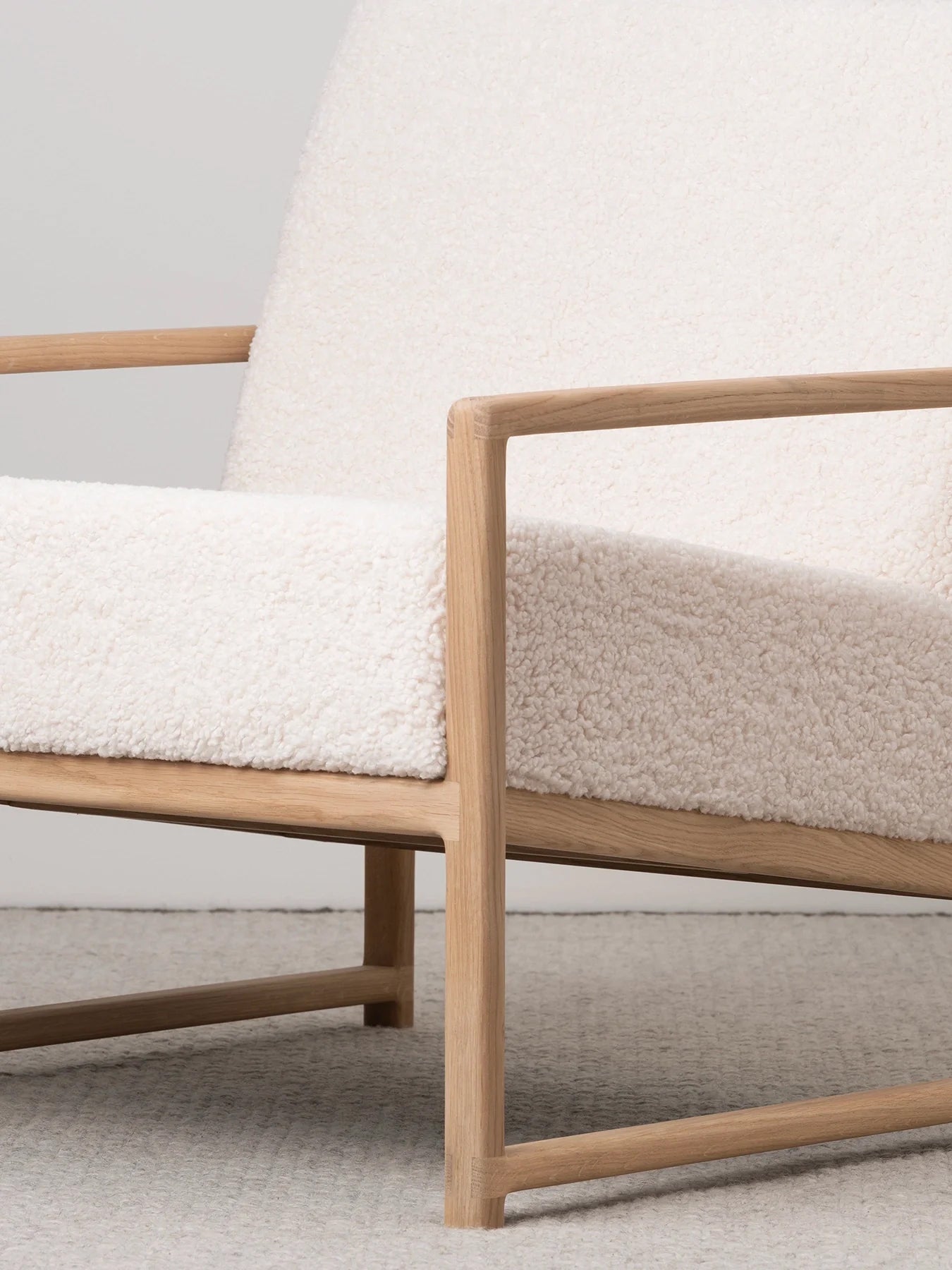 by Crea® Sessel EINAR Eichenrahmen Elfenbein Bouclé Kissen