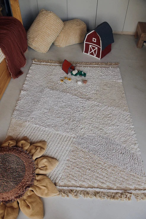 Lorena Canals waschbarer Spielteppich Bauernhof-Felder natur | 170x120cm