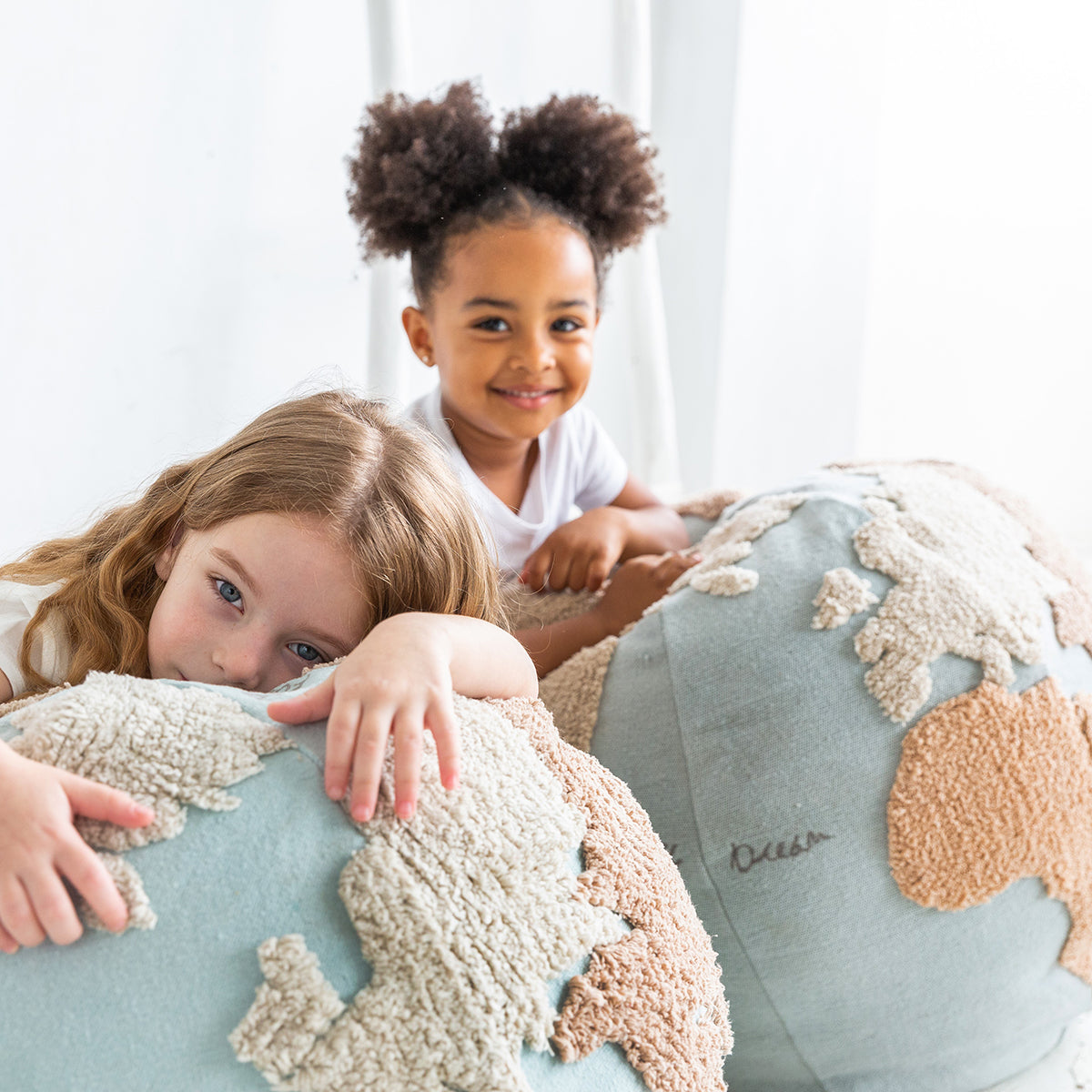 Lorena Canals Pouf WORLD MAP mehrfarbig | 50x50cm