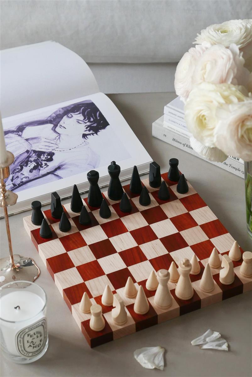PRINTWORKS Brettspiel WOOD CHESS - THE MODERNIST hellgrau | 30x30,5x6,5cm