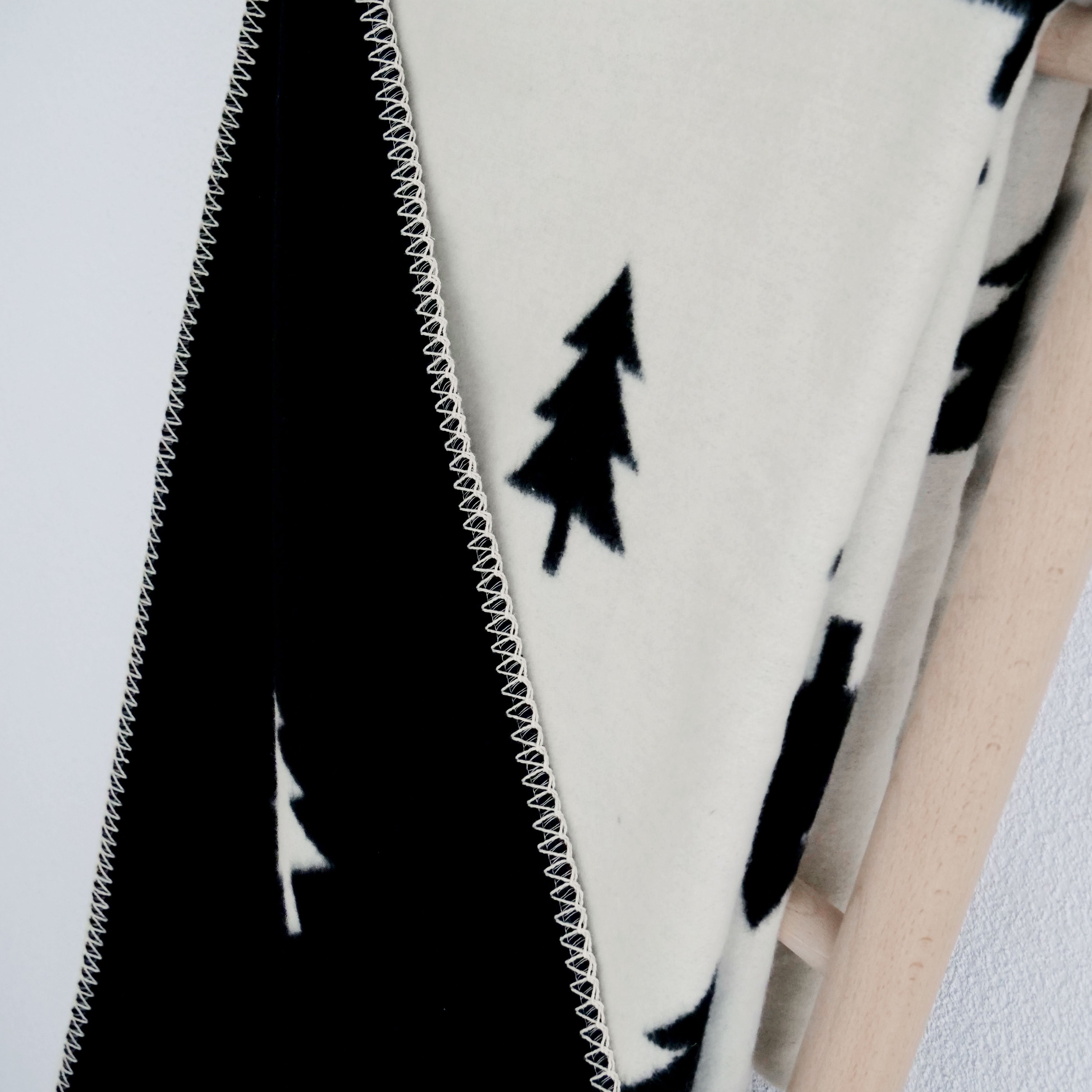 RIEMA Kuscheldecke SMILLA Tannenbäume schwarz creme | 150x200cm