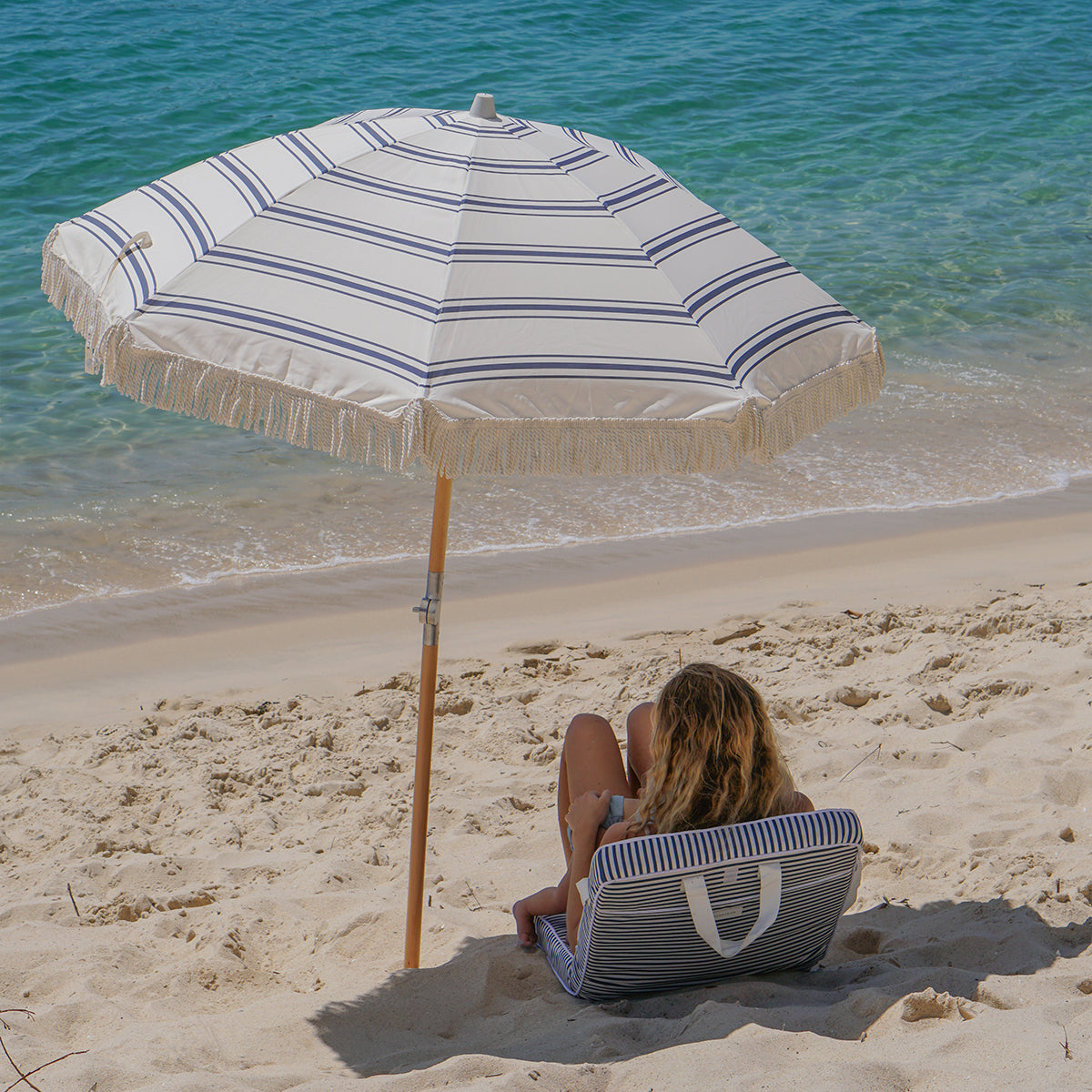 Sunnylife Outdoor Sitzkissen TAKE ANYWHERE blau weiß gestreift | 50x97cm