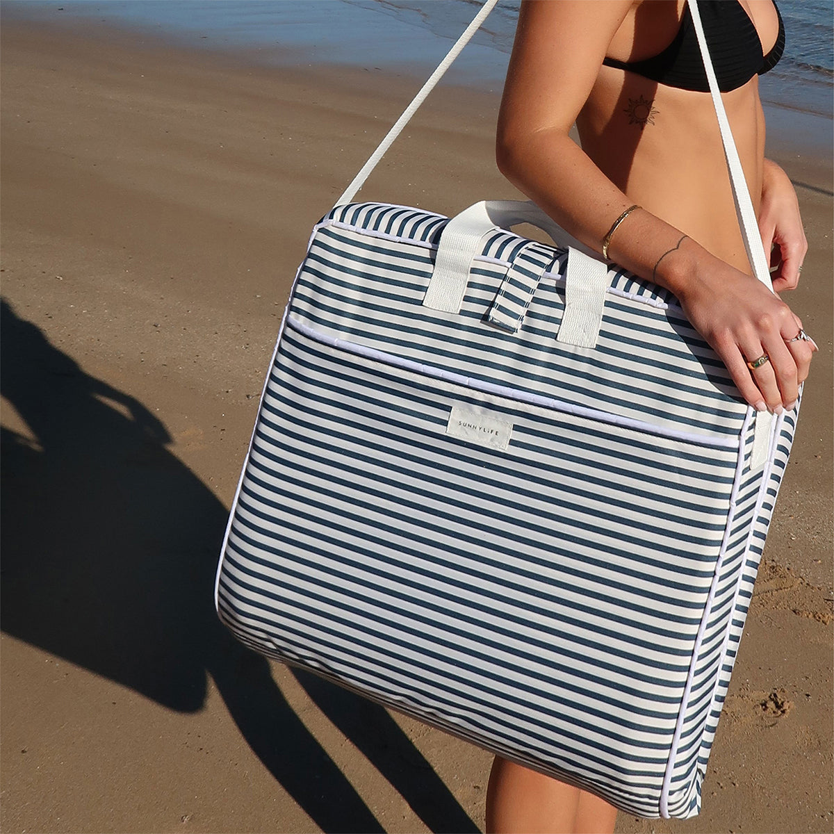 Sunnylife Outdoor Sitzkissen TAKE ANYWHERE blau weiß gestreift | 50x97cm