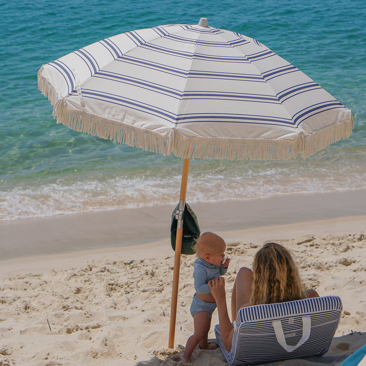 Sunnylife Outdoor Sitzkissen TAKE ANYWHERE blau weiß gestreift | 50x97cm