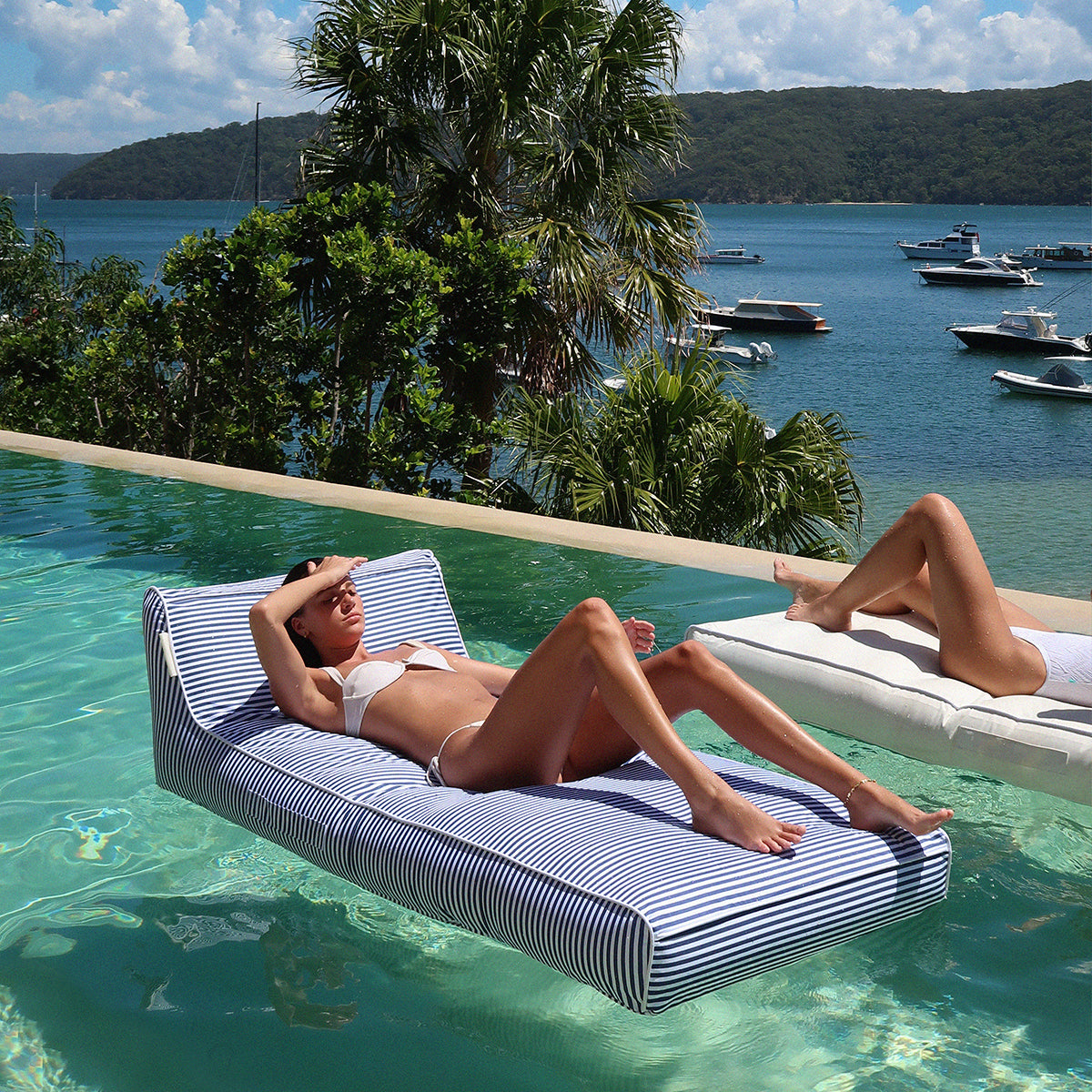 Sunnylife Pool & Outdoor Liege LE WEEKEND blau weiß gestreift | 180cm