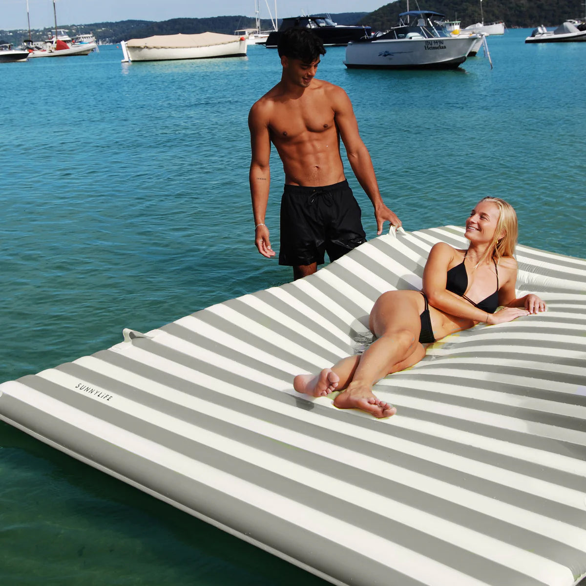 Sunnylife Luftmatratze PARTY PAD SEAGRASS salbei creme gestreift | 272x196x10cm