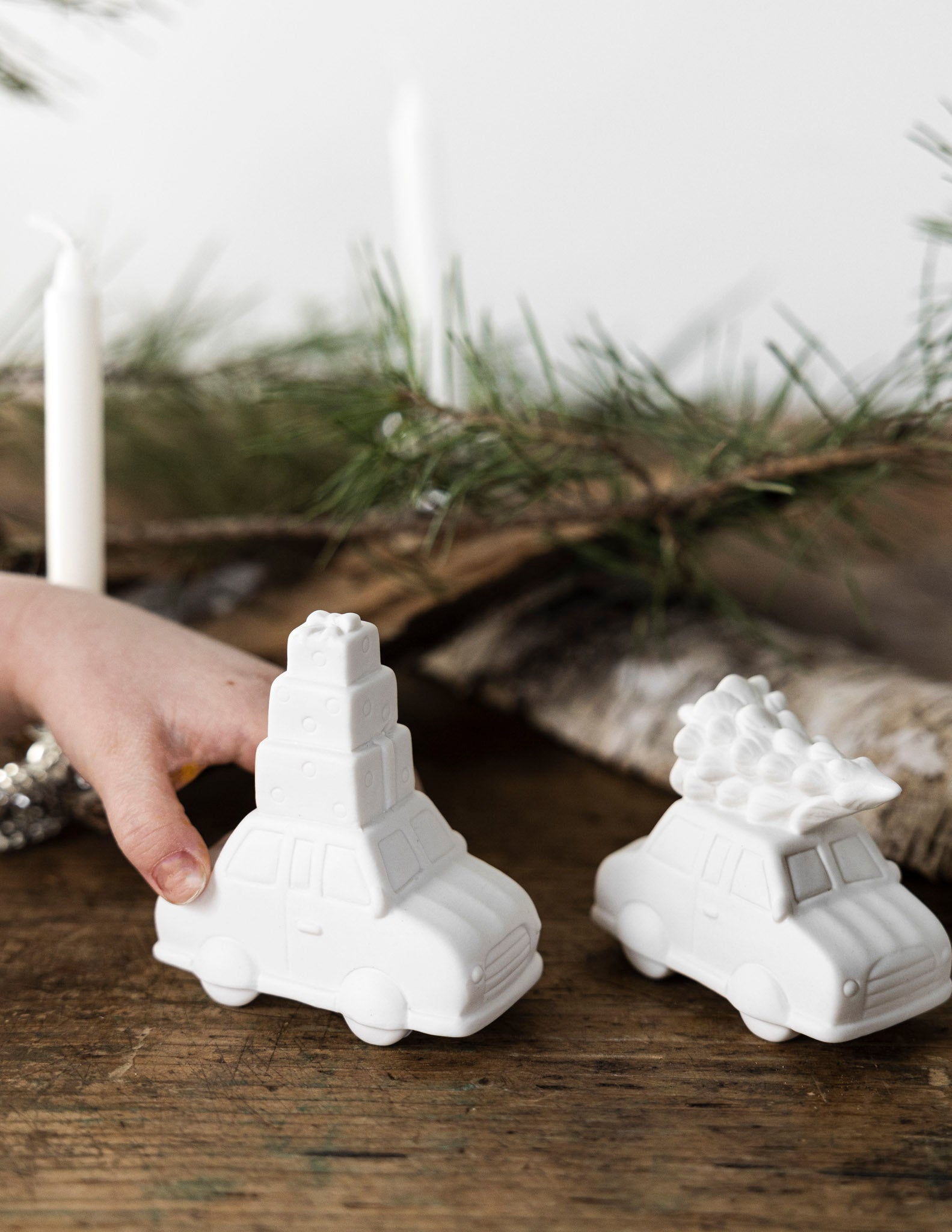 Storefactory Weihnachtsauto mit Geschenken HJULSTAD weiß | 8x4x8 cm - Sir Henrys