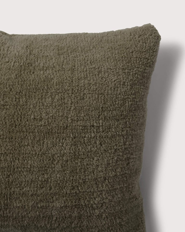 Suite702 Kissenhülle BEDMATE 180 Furry DARK OLIVE grün | 50x180cm - Sir Henrys