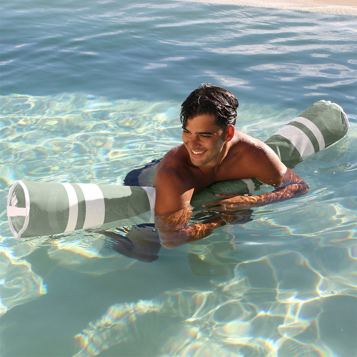 Sunnylife Poolnudel MESH SEAGRASS salbei creme | 139cm - Sir Henrys