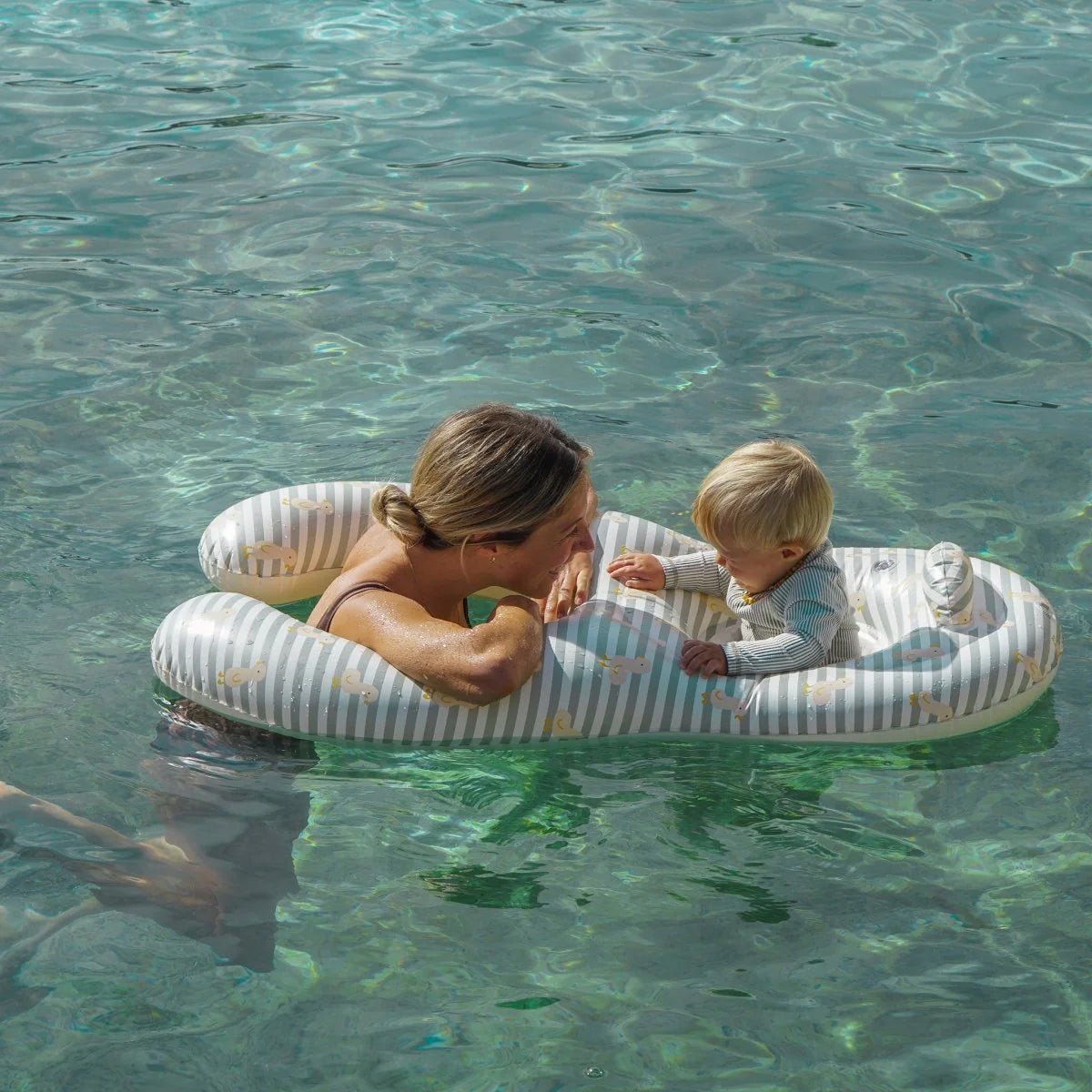 Sunnylife Schwimmring Baby FLOAT TOGETHER ENTE salbei gestreift | 110cm - Sir Henrys