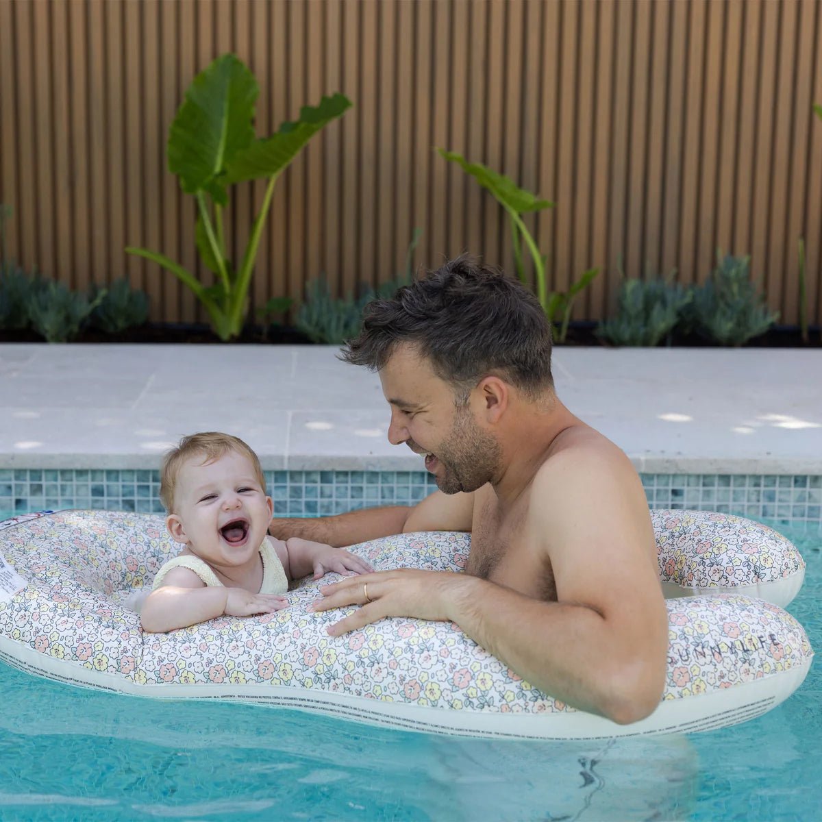 Sunnylife Schwimmring Baby FLOAT TOGETHER - INTO THE GARDEN bunt | 110cm - Sir Henrys