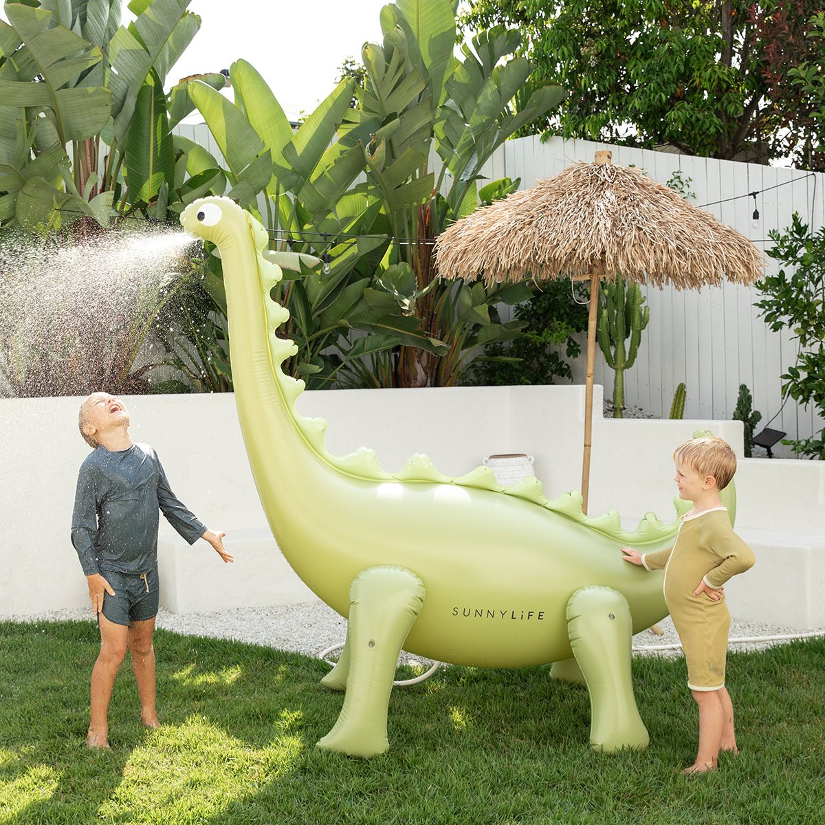 Sunnylife Wassersprinkler DINO - INTO THE WILD khaki | 200cm - Sir Henrys
