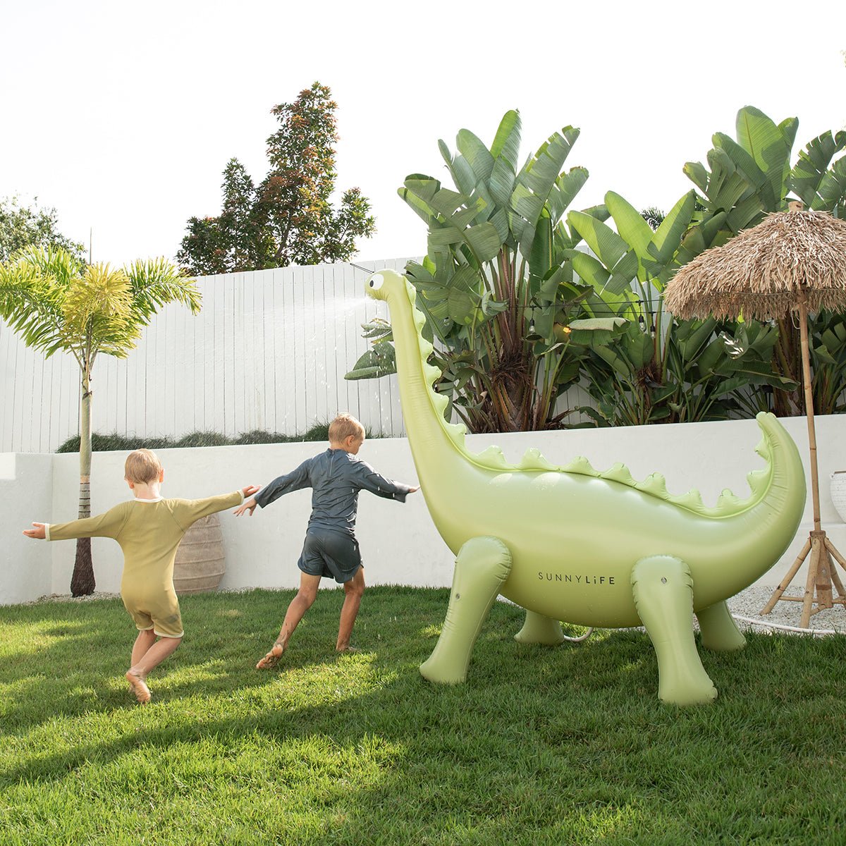 Sunnylife Wassersprinkler DINO - INTO THE WILD khaki | 200cm - Sir Henrys