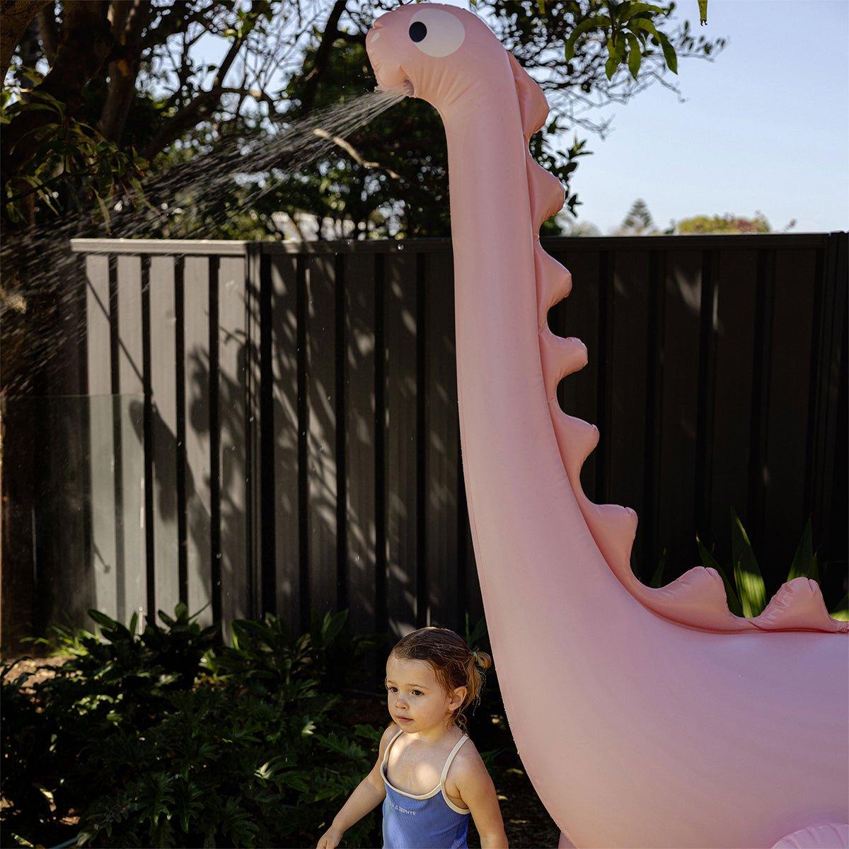 Sunnylife Wassersprinkler DINO - INTO THE WILD pink | 200cm - Sir Henrys