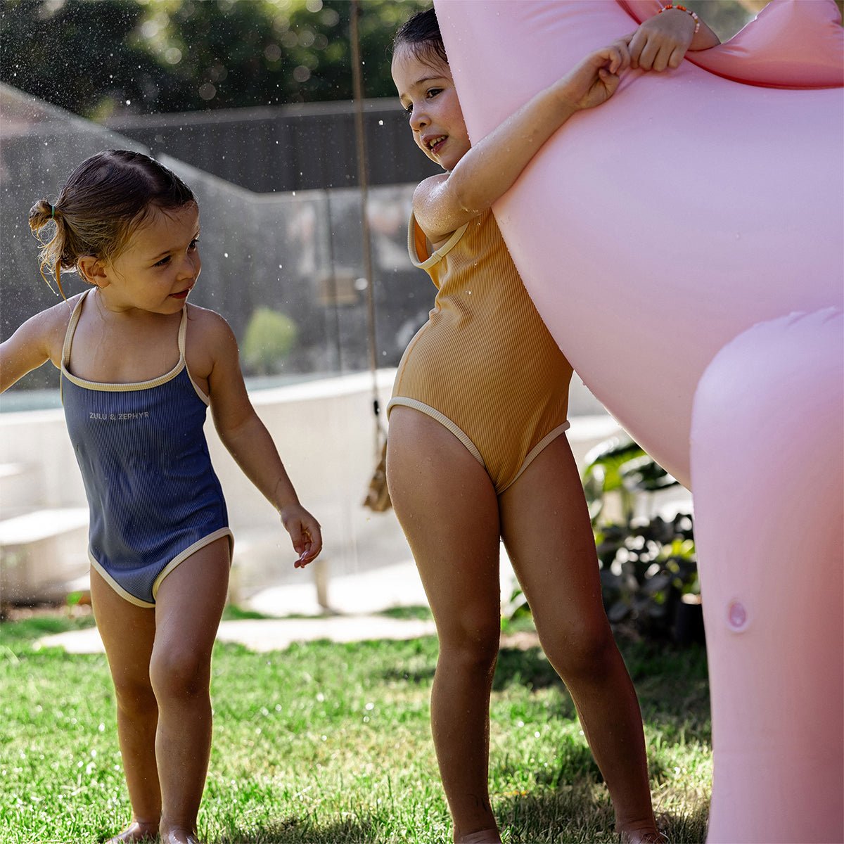 Sunnylife Wassersprinkler DINO - INTO THE WILD pink | 200cm - Sir Henrys
