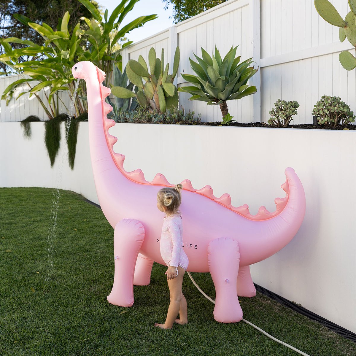 Sunnylife Wassersprinkler DINO - INTO THE WILD pink | 200cm - Sir Henrys