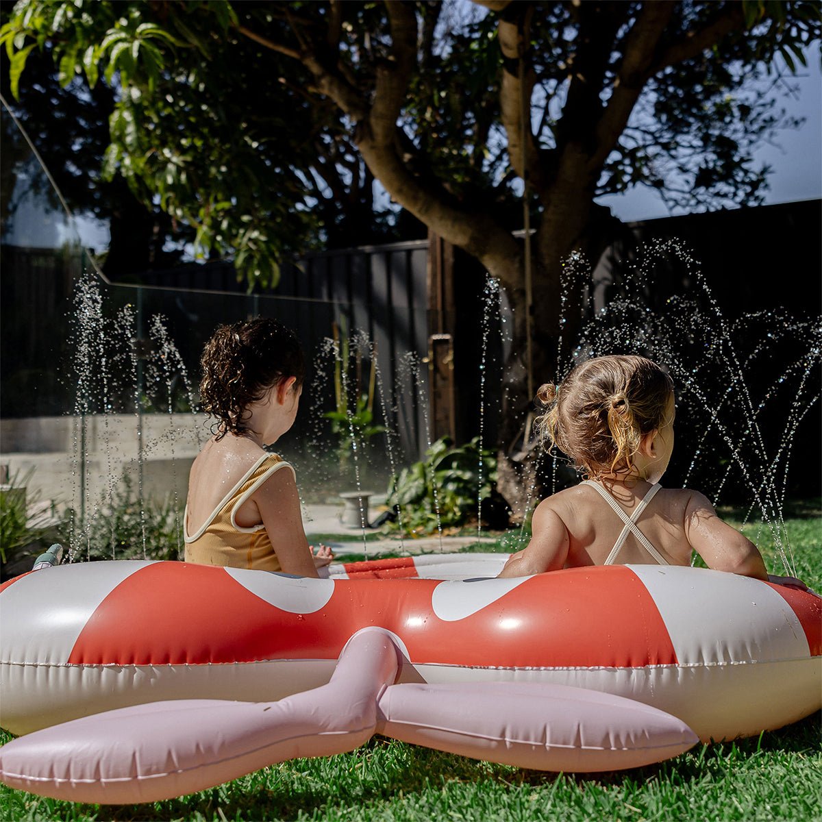 Sunnylife Wassersprinkler Matte POPPY THE PEACH bunt | 152cm - Sir Henrys