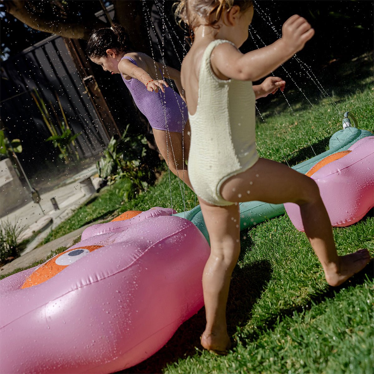Sunnylife Wassersprinkler POPPY THE PEACH bunt | 225cm - Sir Henrys