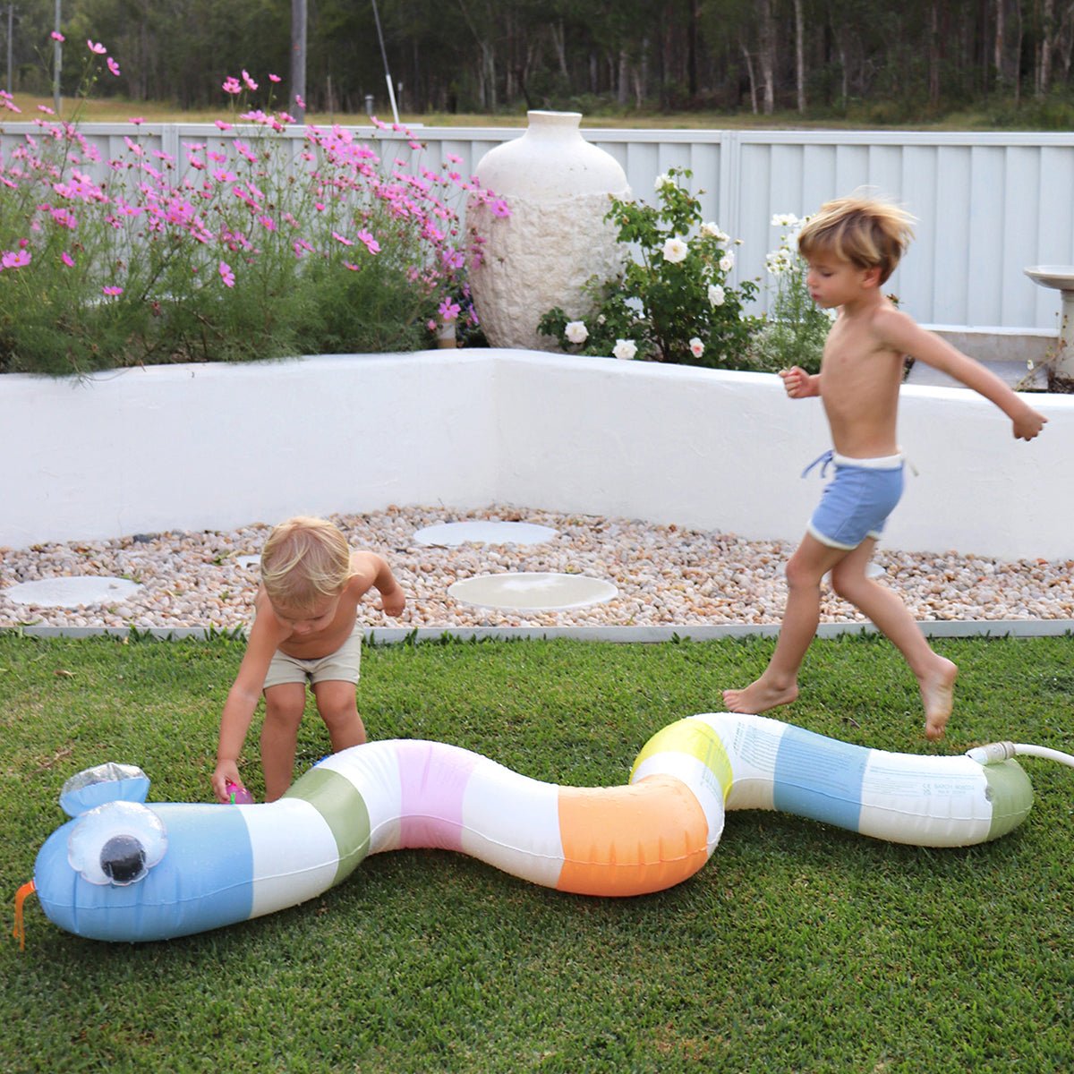 Sunnylife Wassersprinkler SNAKE - INTO THE WILD bunt | 185cm - Sir Henrys