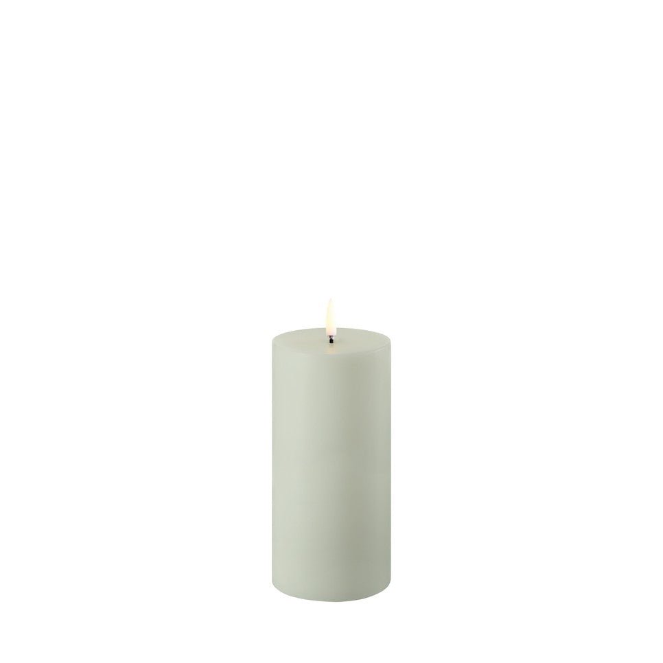 UYUNI Lighting LED Stumpenkerze SAGE GREEN | Ø 7,8x15 cm - Sir Henrys