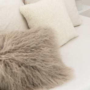 Fibre by Auskin Kissen Tibetlammfell Langhaar BIRCH taupe...