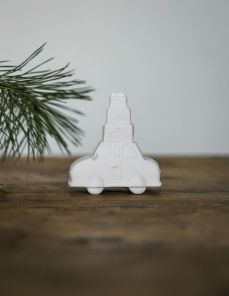 Storefactory Weihnachtsauto mit Geschenken HJULSTAD weiß | 8x4x8 cm